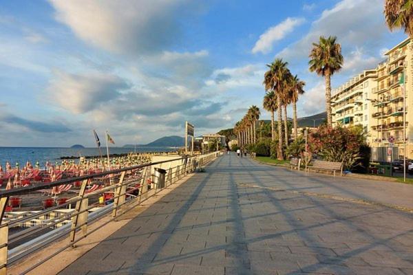 Loano-Marina Spiaggia, Mare, A 5 Stelle Dış mekan fotoğraf